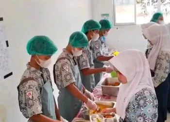 Siswa SMP Negeri 2 Karanganyar, Kabupaten Pekalongan, mengambil menu Makan Bergizi Gratis (MBG) dengan sistem prasmanan, Kamis, 8 Oktober 2026. (Fahri Akbar/Lingkarjateng.id)