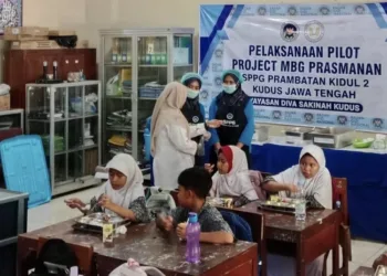 Siswa menikmati makanan MBG dalam uji coba MBG prasmanan di SDN 1 Prambatan Lor, Kecamatan Kaliwungu, Kabupaten Kudus, Rabu, 21 Oktober 2026. (Nisa Hafidzotus S./Lingkarjateng.id)