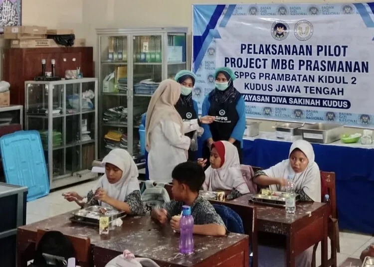 Siswa menikmati makanan MBG dalam uji coba MBG prasmanan di SDN 1 Prambatan Lor, Kecamatan Kaliwungu, Kabupaten Kudus, Rabu, 21 Oktober 2026. (Nisa Hafidzotus S./Lingkarjateng.id)