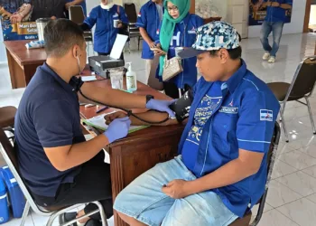 DPC Partai Demokrat Kabupaten Pekalongan bekerja sama dengan PMI menggelar baksos donor Darah di Aula Kantor Kecamatan Kedungwuni, Sabtu (24/10/2026). Foto : Fahri Akbar/Lingkar