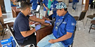 DPC Partai Demokrat Kabupaten Pekalongan bekerja sama dengan PMI menggelar baksos donor Darah di Aula Kantor Kecamatan Kedungwuni, Sabtu (24/10/2026). Foto : Fahri Akbar/Lingkar