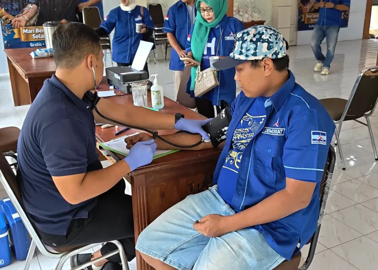DPC Partai Demokrat Kabupaten Pekalongan bekerja sama dengan PMI menggelar baksos donor Darah di Aula Kantor Kecamatan Kedungwuni, Sabtu (24/10/2026). Foto : Fahri Akbar/Lingkar