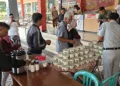 Petugas Samsat Kajen melayani wajib pajak dalam program “Bayar Pajak Kendaraan, Bonus Sarapan Gratis” di Samsat Induk Kajen, Kabupaten Pekalongan, Jumat (23/10/2026). Foto: Fahri Akbar/ Lingkar