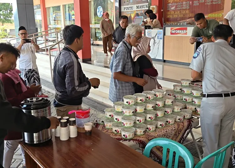 Petugas Samsat Kajen melayani wajib pajak dalam program “Bayar Pajak Kendaraan, Bonus Sarapan Gratis” di Samsat Induk Kajen, Kabupaten Pekalongan, Jumat (23/10/2026). Foto: Fahri Akbar/ Lingkar