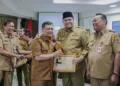 Wakil Bupati Jepara M. Ibnu Hajar menerima piagam penghargaan JDIH dari Gubernur Jawa Tengah Ahmad Luthfi di Semarang, Senin, 5 Oktober 2026. (Tomi Budianto/Lingkarjateng.id)