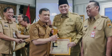 Wakil Bupati Jepara M. Ibnu Hajar menerima piagam penghargaan JDIH dari Gubernur Jawa Tengah Ahmad Luthfi di Semarang, Senin, 5 Oktober 2026. (Tomi Budianto/Lingkarjateng.id)