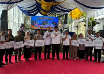Wakil Bupati Jepara, M. Ibnu Hajar, berfoto bersama para pemenang Gebyar Hadiah Undian Tamades di Kantor Pusat PT BPR BKK Jepara, Rabu, 14 Oktober 2026. (Tomi Budianto/Lingkarjateng.id)