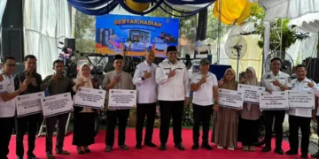 Wakil Bupati Jepara, M. Ibnu Hajar, berfoto bersama para pemenang Gebyar Hadiah Undian Tamades di Kantor Pusat PT BPR BKK Jepara, Rabu, 14 Oktober 2026. (Tomi Budianto/Lingkarjateng.id)