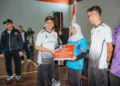 Wali Kota Pekalongan, H.A. Afzan Arslan Djunaid, menyerahkan penghargaan untuk atlet berprestasi di GOR Jetayu, Selasa malam, 20 Oktober 2026. (Fahri Alakbar/Lingkarjateng.id)