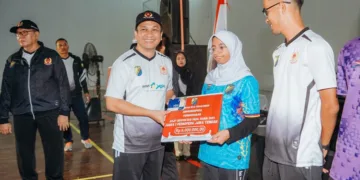 Wali Kota Pekalongan, H.A. Afzan Arslan Djunaid, menyerahkan penghargaan untuk atlet berprestasi di GOR Jetayu, Selasa malam, 20 Oktober 2026. (Fahri Alakbar/Lingkarjateng.id)