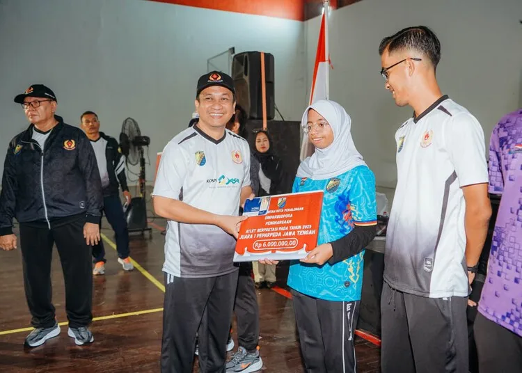 Wali Kota Pekalongan, H.A. Afzan Arslan Djunaid, menyerahkan penghargaan untuk atlet berprestasi di GOR Jetayu, Selasa malam, 20 Oktober 2026. (Fahri Alakbar/Lingkarjateng.id)