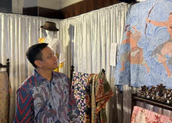 Wali Kota Pekalongan, H. A. Afzan Arslan Djunaid, menghadiri pembukaan Kreakota 2026 di Gedung Rumah Dinas Eks Bakorwil Kawasan Budaya Jetayu, Kota Pekalongan, Kamis malam, 1 Oktober 2026. (Fahri Alakbar/Lingkarjateng.id)