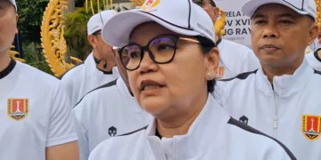 Wali Kota Semarang, Agustina Wilujeng Pramestuti, saat diwawancarai seusai menerima estafet api obor Porprov Jawa Tengah 2026 di Semarang, Minggu sore, 25 Oktober 2026. (Syahril Muadz/Lingkarjateng.id)