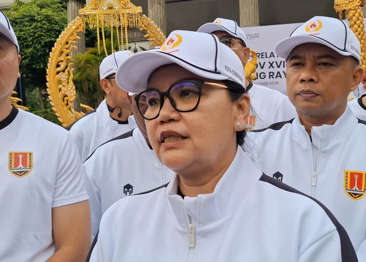 Wali Kota Semarang, Agustina Wilujeng Pramestuti, saat diwawancarai seusai menerima estafet api obor Porprov Jawa Tengah 2026 di Semarang, Minggu sore, 25 Oktober 2026. (Syahril Muadz/Lingkarjateng.id)