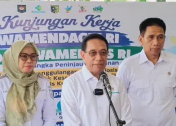 Wamenkes RI Benjamin Paulus Octavianus memberi keterangan usai mengecek pelaksanaan CKG di Gedung IPHI Karanganyar Demak, Rabu, 14 Oktober 2026. (Ahmad Abror/Lingkarjateng.id)