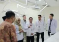 Wakil Menteri Kesehatan RI, Benjamin Paulus Octavianus, saat meninjau fasilitas kesehatan di RSUD Sunan Kalijaga, Kabupaten Demak, Rabu, 14 Oktober 2026. (Ahmad Abror/Lingkarjateng.id)