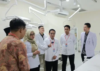 Wakil Menteri Kesehatan RI, Benjamin Paulus Octavianus, saat meninjau fasilitas kesehatan di RSUD Sunan Kalijaga, Kabupaten Demak, Rabu, 14 Oktober 2026. (Ahmad Abror/Lingkarjateng.id)