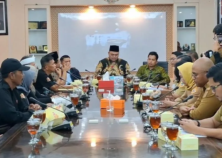Suasana audiensi sejumlah warga Kabupaten Brebes terkait pemekaran wilayah di kantor DPRD Jawa Tengah pada Senin, 12 Oktober 2026. (Rizky Syahrul/Lingkarjateng.id)