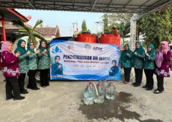 TP PKK Kabupaten Jepara menyalurkan bantuan air bersih dan logistik di wilayah kepulauan Karimunjawa pada Jumat, 23 Oktober 2026. (Tomi Budianto/Lingkarjateng.id)