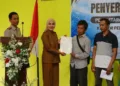Bupati Kendal, Dyah Kartika Permanasari, menyerahkan secara simbolis sertifikat tanah program PTSL kepada warga Desa Limbangan, Kecamatan Limbangan, Kabupaten Kendal, Senin, 26 Oktober 2026. (dok for Lingkarjateng.id)