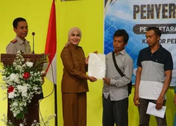Bupati Kendal, Dyah Kartika Permanasari, menyerahkan secara simbolis sertifikat tanah program PTSL kepada warga Desa Limbangan, Kecamatan Limbangan, Kabupaten Kendal, Senin, 26 Oktober 2026. (dok for Lingkarjateng.id)