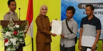 Bupati Kendal, Dyah Kartika Permanasari, menyerahkan secara simbolis sertifikat tanah program PTSL kepada warga Desa Limbangan, Kecamatan Limbangan, Kabupaten Kendal, Senin, 26 Oktober 2026. (dok for Lingkarjateng.id)