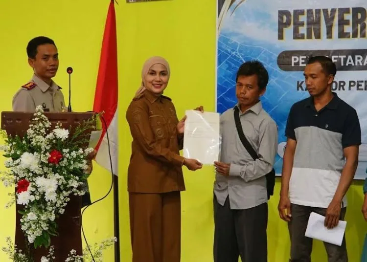 Bupati Kendal, Dyah Kartika Permanasari, menyerahkan secara simbolis sertifikat tanah program PTSL kepada warga Desa Limbangan, Kecamatan Limbangan, Kabupaten Kendal, Senin, 26 Oktober 2026. (dok for Lingkarjateng.id)