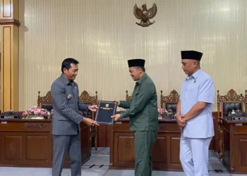 Penetapan Propemperda 2027, dalam Rapat Paripurna di Gedung DPRD Batang, Kabupaten Batang, Selasa (13/10/2026). Foto : Dok.Pemkab Batang/Lingkar
