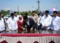Bupati Batang M. Faiz Kurniawan (tengah), tandatangani prasasti dalam rangka peresmian Jembatan Kalibelo di Kecamatan Tersono, Kabupaten Batang, Kamis (22/10/2026). Foto : Dok.Pemkab Batang for Lingkar