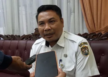 Kepala Disdikbud Kendal, Yanuar Fatoni, saat diwawancarai di kantornya, Senin, 19 Oktober 2026. (Anik Kustiani/Lingkarjateng.id)