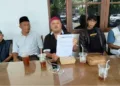 Koordinator Germap, Cahaya Basuki alias Yayak Gundul, menunjukkan surat permintaan audiensi dengan Plt Bupati Pati, Risma Ardhi Chandra, terkait anggaran infrastruktur jalan Rp210 miliar. (Arif Febriyanto/Lingkarjateng.id)