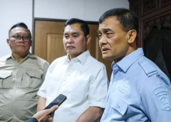 Gubernur Jawa Tengah Ahmad Luthfi bersama Wakil Kepala Badan Otorita Pengelola Pantai Utara Jawa (BOPPJ), Fadil Imran usai audiensi membahas rencana penanaman mangrove, Kamis, 8 Oktober 2026. (Dok. Pemprov Jateng/Lingkarjateng.id)