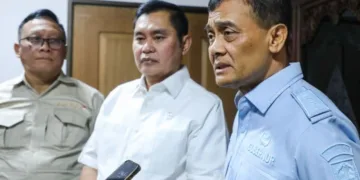 Gubernur Jawa Tengah Ahmad Luthfi bersama Wakil Kepala Badan Otorita Pengelola Pantai Utara Jawa (BOPPJ), Fadil Imran usai audiensi membahas rencana penanaman mangrove, Kamis, 8 Oktober 2026. (Dok. Pemprov Jateng/Lingkarjateng.id)