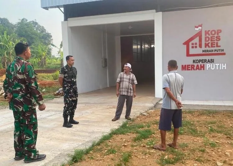 Dandim 0736/Batang Letkol Inf Didik Sudarmawan (kedua kiri) saat meninjau KDMP di Desa Cepokokuning, Kabupaten Batang. (Dok. Pemkab Batang/Lingkarjateng.id)
