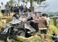 Kondisi mobil Fortuner ringsek usai mengalami kecelakaan tunggal di jalur Bawan-Dieng, Kamis, 1 Oktober 2026. (Dok.Polsek Bawang for Lingkarjateng.id)