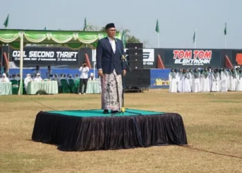 Bupati Batang M. Faiz Kurniawan saat memimpin upacara Hari Santri Nasional yang digelar di Stadion Mini Gedangsari, Kecamatan Tersono, Kabupaten Batang, Kamis, 22 Oktober 2026. (Dok. Pemkab Batang/Lingkarjateng.id)