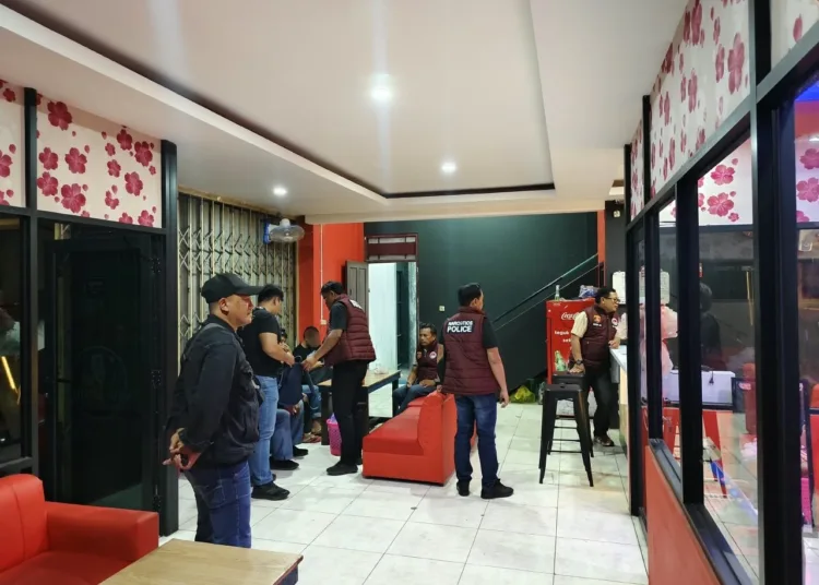 Polres Kudus saat melakukan razia di tempat hiburan malam wilayah Kecamatan Jati, Kabupaten Kudus, Sabtu (17/10/26) malam. Foto: Lingkar Network / Nisa Hafizhotus Syarifa