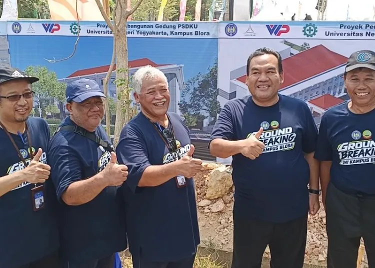 Bupati Blora, Arief Rohman dalam kegiatan peletakan batu pertama pembangunan kampus PSDKU UNY, Sabtu, 10 Oktober 2026. (Eko Wicaksono/Lingkarjateng.id)