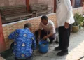 Polres Blora mengamankan sisa muntahan siswa di SDN 1 Tutup, Kecamatan Tunjungan, Blora, Kamis, 1 Oktober 2026. (Eko Wicaksono/Lingkarjateng.id)