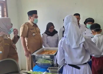 Bupati Blora Arief Rohman beserta Ketua Satgas MBG Blora, Sri Setyorini (Bude Rini) melihat langsung uji coba pembagian MBG dengan sistem prasmanan, Senin, 5 Oktober 2026. (Eko Wicaksono/Lingkarjateng.id)