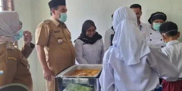 Bupati Blora Arief Rohman beserta Ketua Satgas MBG Blora, Sri Setyorini (Bude Rini) melihat langsung uji coba pembagian MBG dengan sistem prasmanan, Senin, 5 Oktober 2026. (Eko Wicaksono/Lingkarjateng.id)