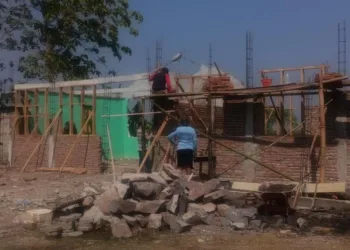 Sejumlah pekerja proyek revitalisasi TK PGRI Mulyorejo Blora tampak tidak memakai APD sesuai prosedur keselamatan kerja. (Hanafi/Lingkarjateng.id)