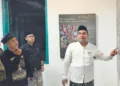 Bupati Blora Arief Rohman melihat koleksi foto bernarasi dalam pameran Merti Kayon Blora 2026. (Dok. Pemkab Blora/Lingkarjateng.id)