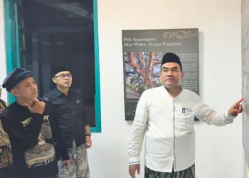 Bupati Blora Arief Rohman melihat koleksi foto bernarasi dalam pameran Merti Kayon Blora 2026. (Dok. Pemkab Blora/Lingkarjateng.id)