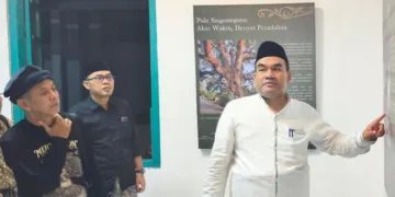 Bupati Blora Arief Rohman melihat koleksi foto bernarasi dalam pameran Merti Kayon Blora 2026. (Dok. Pemkab Blora/Lingkarjateng.id)