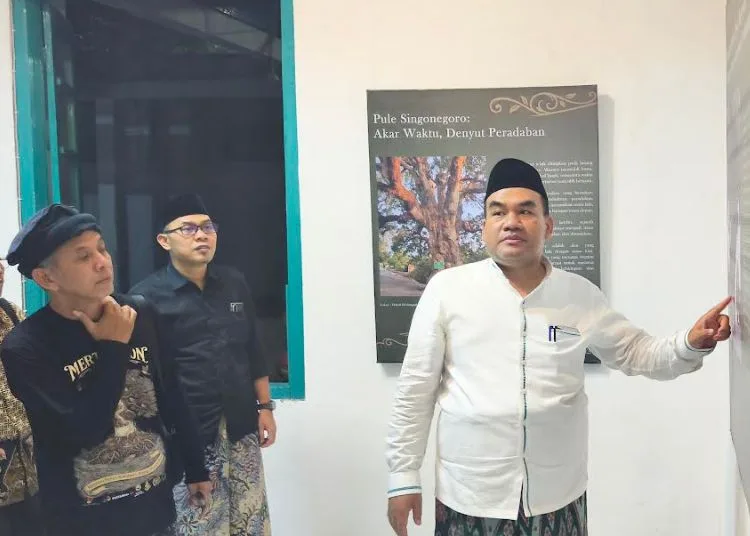 Bupati Blora Arief Rohman melihat koleksi foto bernarasi dalam pameran Merti Kayon Blora 2026. (Dok. Pemkab Blora/Lingkarjateng.id)