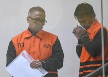 Kepala Perwakilan Badan Pemeriksa Keuangan (BPK) Jawa Tengah Ahmad Luthfi H. Rahmatullah (kiri) menggunakan rompi tahanan usai menjalani pemeriksaan di Gedung Merah Putih KPK, Jakarta, Jumat, 16 Oktober 2026. (Antara) 