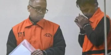 Kepala Perwakilan Badan Pemeriksa Keuangan (BPK) Jawa Tengah Ahmad Luthfi H. Rahmatullah (kiri) menggunakan rompi tahanan usai menjalani pemeriksaan di Gedung Merah Putih KPK, Jakarta, Jumat, 16 Oktober 2026. (Antara) 