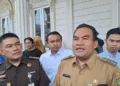 Bupati Blora, Arief Rohman didampingi Kepala Kejaksaan Negeri (Kajari) Blora, Khristiya Lutfiasandhi diwawancara usai sosialisasi 'Jaga Desa' BPD se-Kabupaten Blora, Senin, 12 Oktober 2026. (Eko Wicaksono/Lingkarjateng.id)