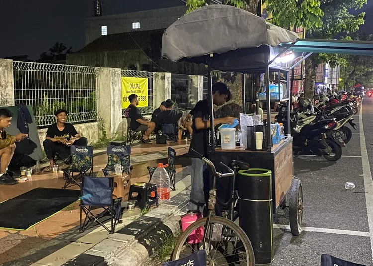 Pedagang coffee street yang ada di Jalan Jenderal Sudirman Kudus. (Nisa Hafidzotus S./Lingkarjateng.id)